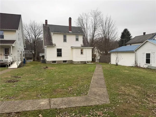 a view of a house with a yard