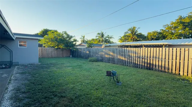 a view of a backyard