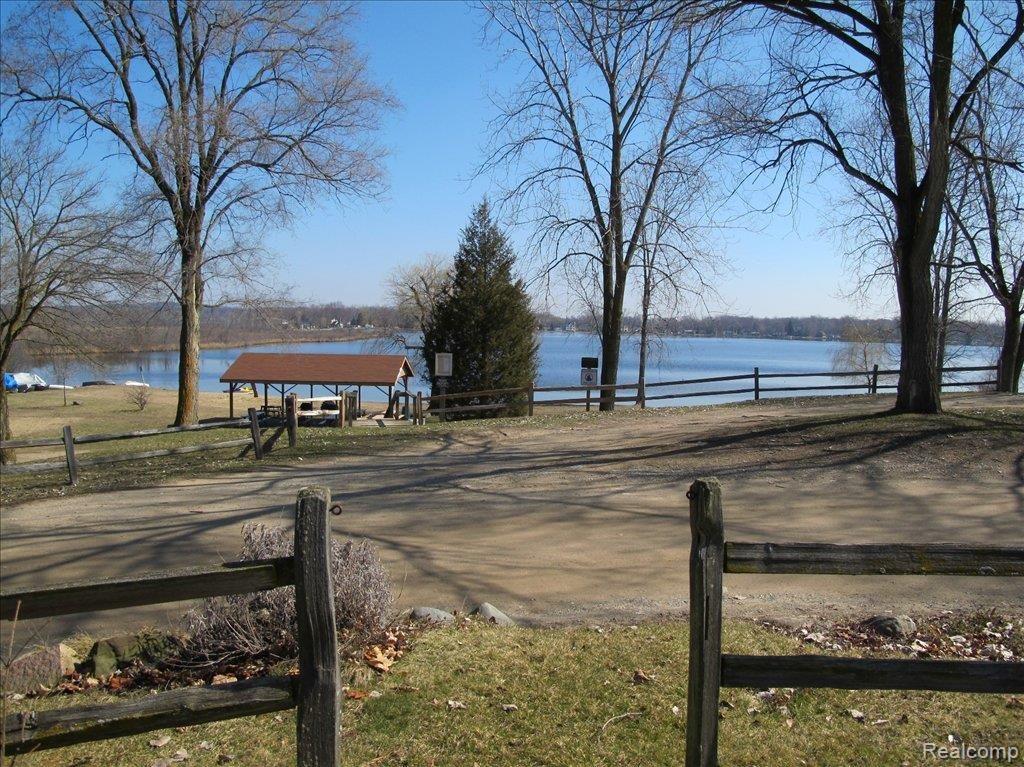 3912 Ponchartrain Pinckney, MI 48169 - Photo 22 of 25 Lake View 6