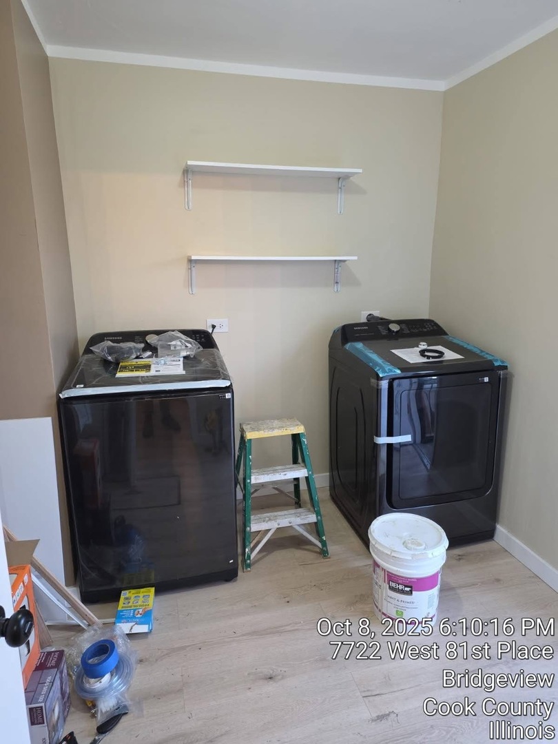 7722 West 81st Place Bridgeview, IL 60455 - Photo 10 of 13 a bathroom with a stove and a mirror
