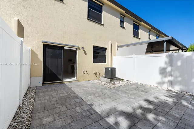 a view of a house with backyard