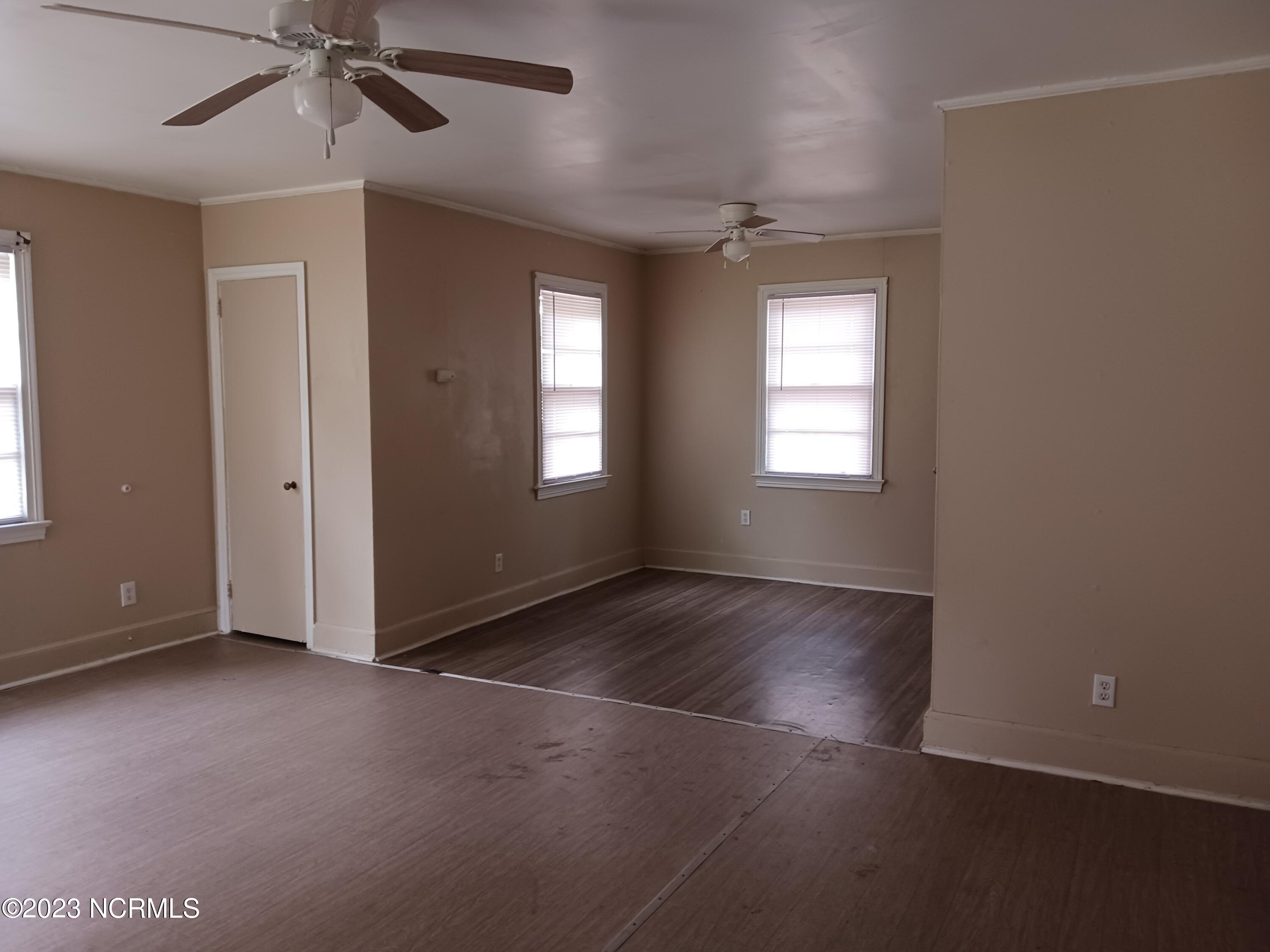 517 Larkspur Road Kinston, NC 28501 - Photo 3 of 12 Living Room/Dining Area