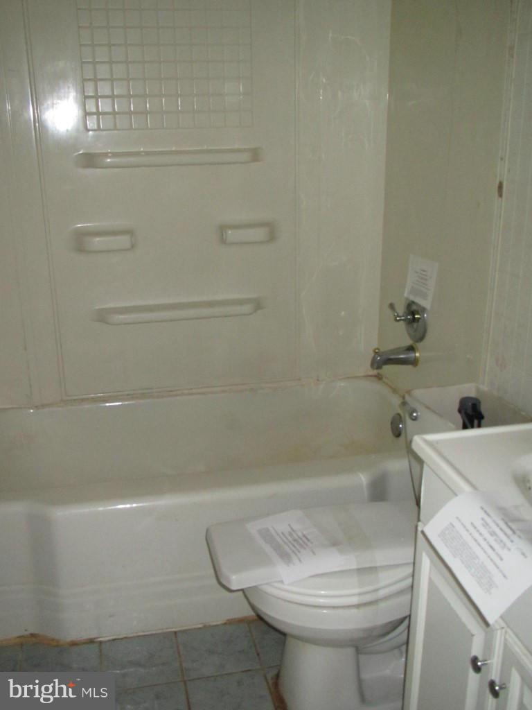 3410 Louth Road Baltimore, MD 21222 - Photo 8 of 11 Bath