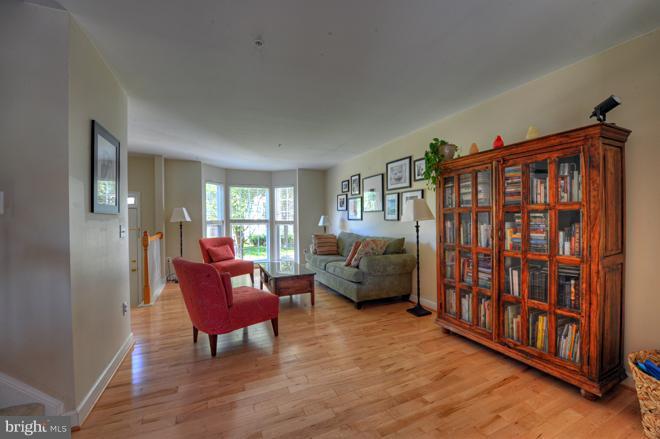 746 Howards Loop Annapolis, MD 21401 - Photo 22 of 28 Living Room