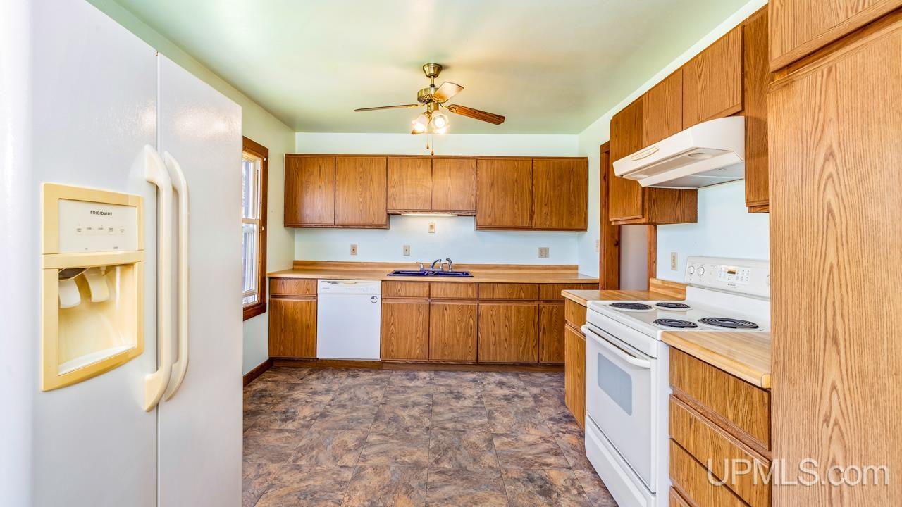 830 Mullen Street Quinnesec, MI 49876 - Photo 5 of 27