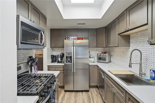 $584,000 | 6540 Hayvenhurst Avenue, Unit 3, Lake Balboa, CA 91406