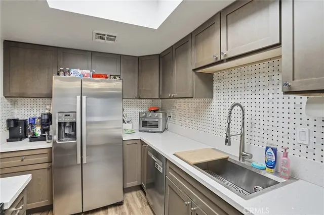 $584,000 | 6540 Hayvenhurst Avenue, Unit 3, Lake Balboa, CA 91406