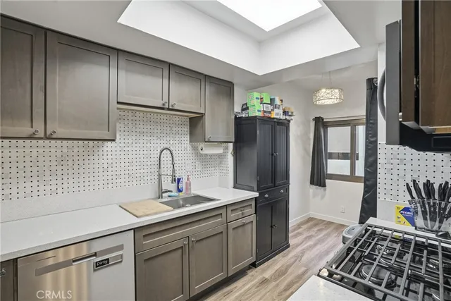 $584,000 | 6540 Hayvenhurst Avenue, Unit 3, Lake Balboa, CA 91406