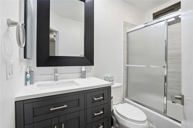 $584,000 | 6540 Hayvenhurst Avenue, Unit 3, Lake Balboa, CA 91406