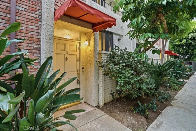 $584,000 | 6540 Hayvenhurst Avenue, Unit 3, Lake Balboa, CA 91406