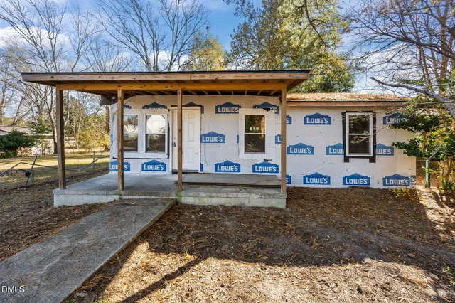 a view of a house with a backyard