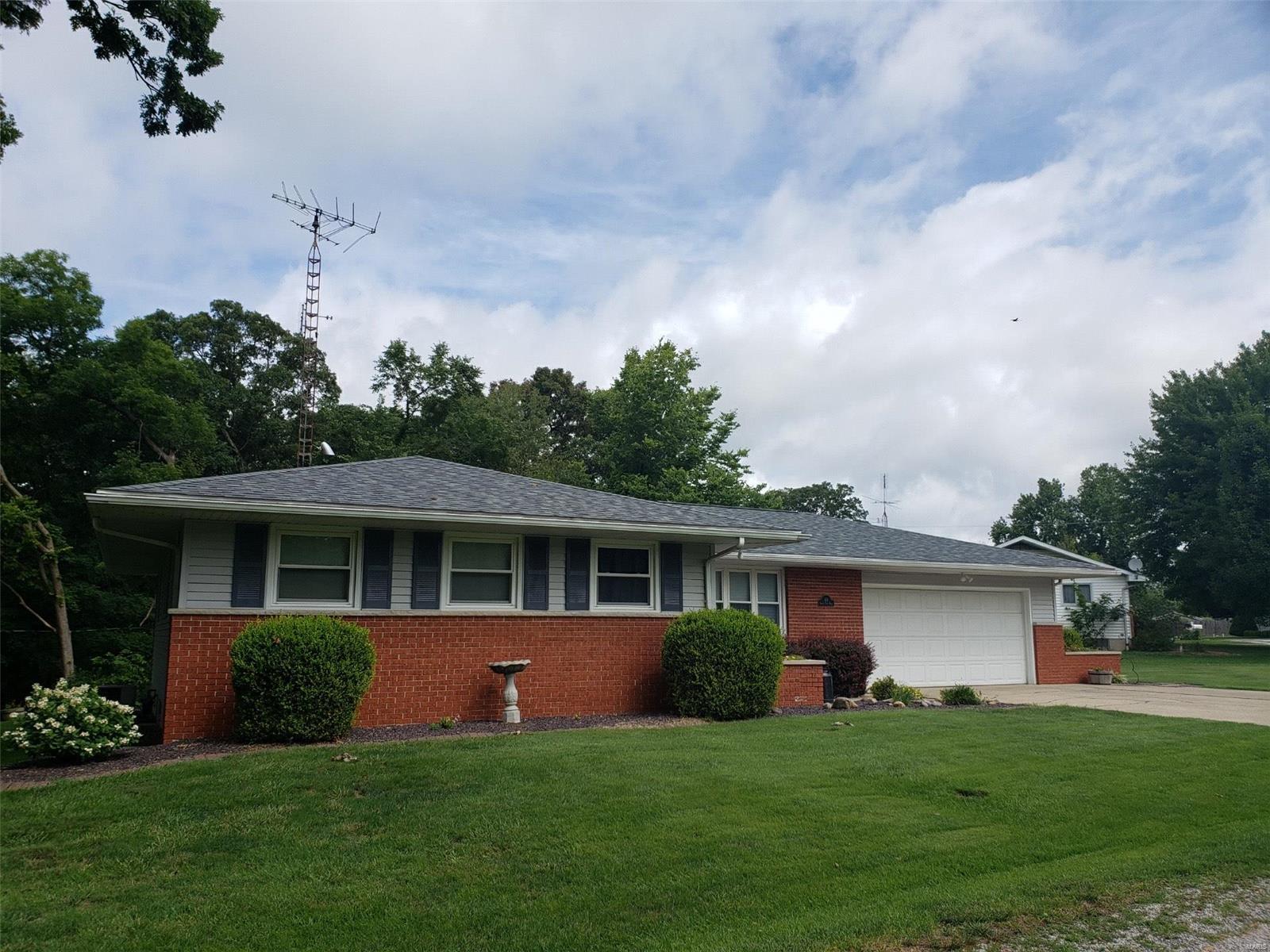 48 Smoketree Road Hillsboro, IL 62049 - Photo 2 of 22