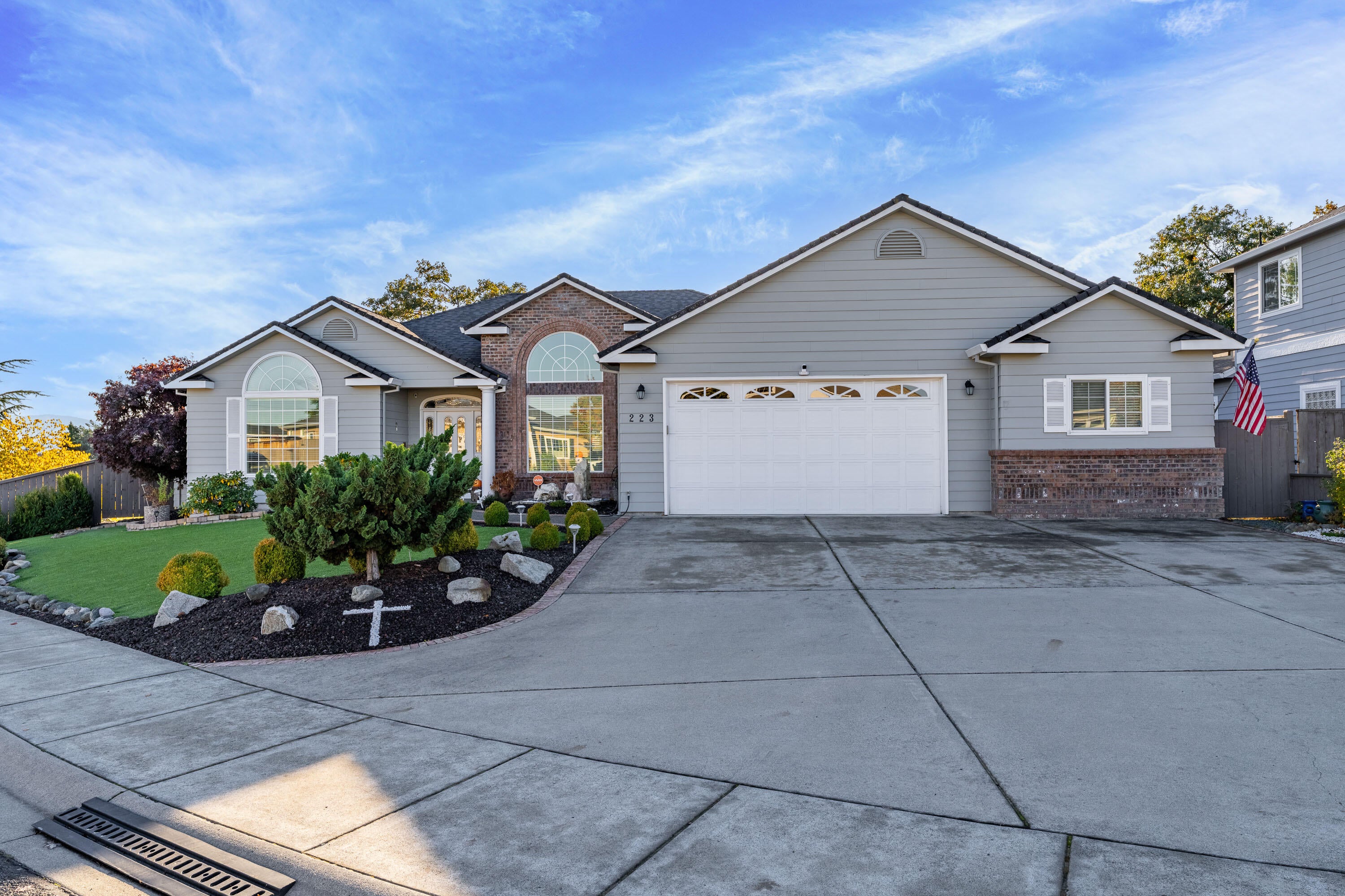 223 Ridgeway Avenue Central Point, OR 97502 - Photo 1 of 36 EXT (3 of 16)