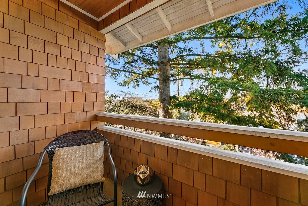 9547 Phinney Avenue North Seattle, WA 98103 - Photo 17 of 33