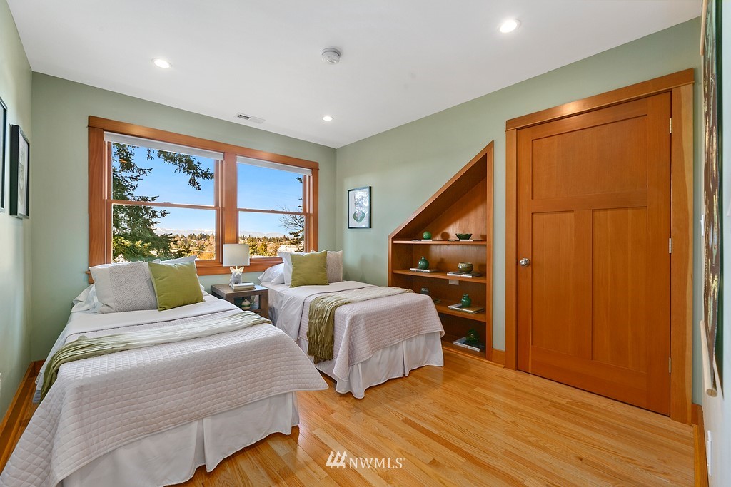 9547 Phinney Avenue North Seattle, WA 98103 - Photo 19 of 33 a bedroom with two beds and a window