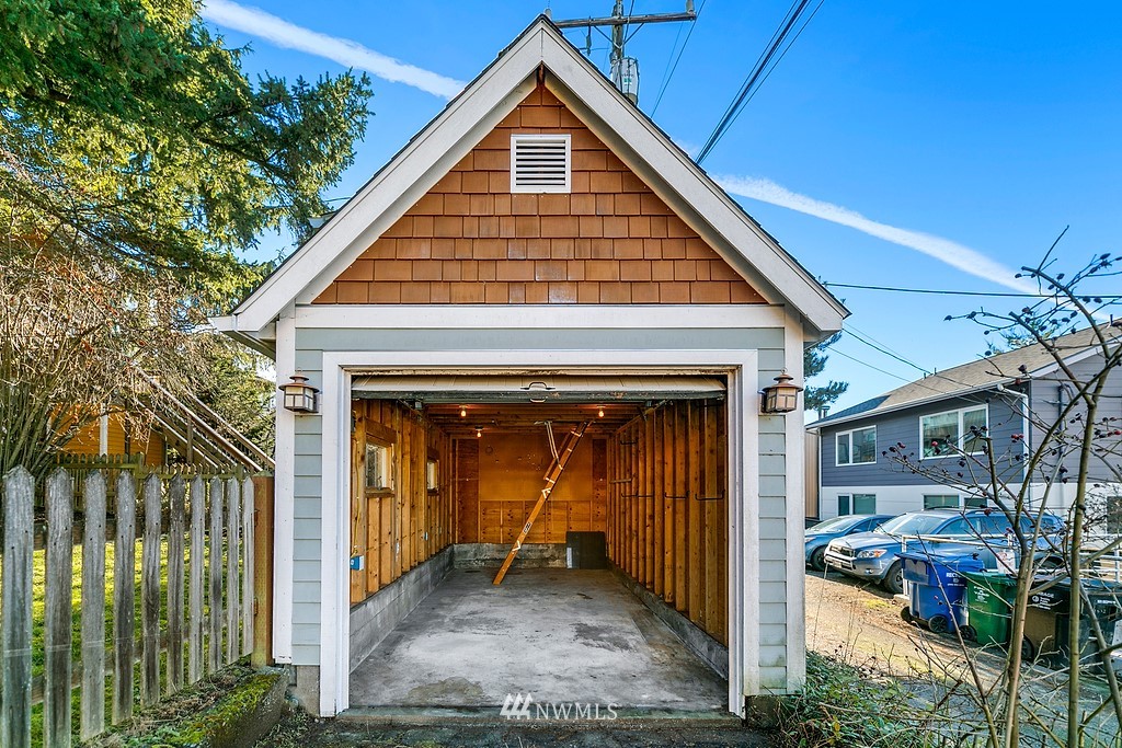 9547 Phinney Avenue North Seattle, WA 98103 - Photo 28 of 33 a view of backyard of the house