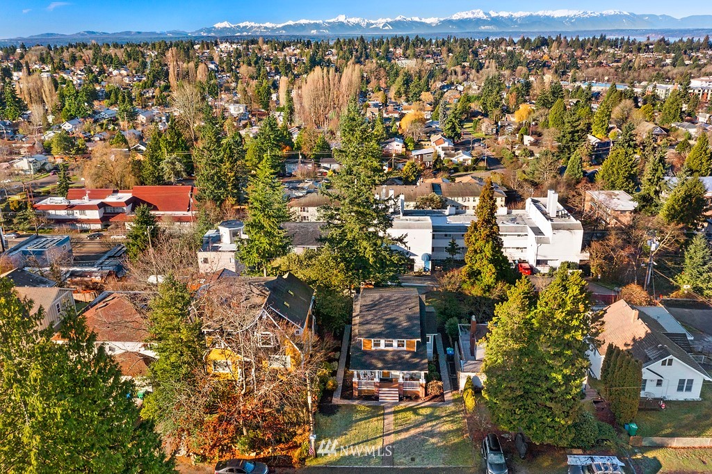 9547 Phinney Avenue North Seattle, WA 98103 - Photo 30 of 33 view of city from balcony