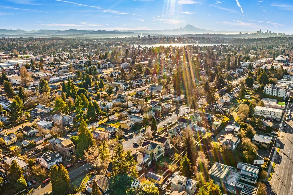 9547 Phinney Avenue North Seattle, WA 98103 - Photo 32 of 33 a view of city and ocean