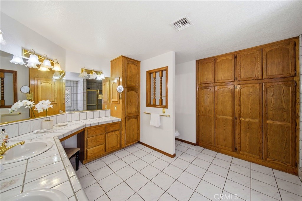 19670 Tonkawan Road Apple Valley, CA 92307 - Photo 38 of 70 Primary with tons of cabinet space