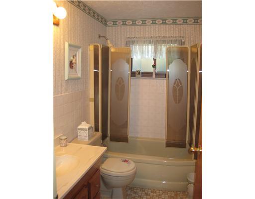 466 Spring Valley Road West Mifflin, PA 15122 - Photo 10 of 18 Family Room. 1ST FLOOR, CERAMIC TILE FLOOR