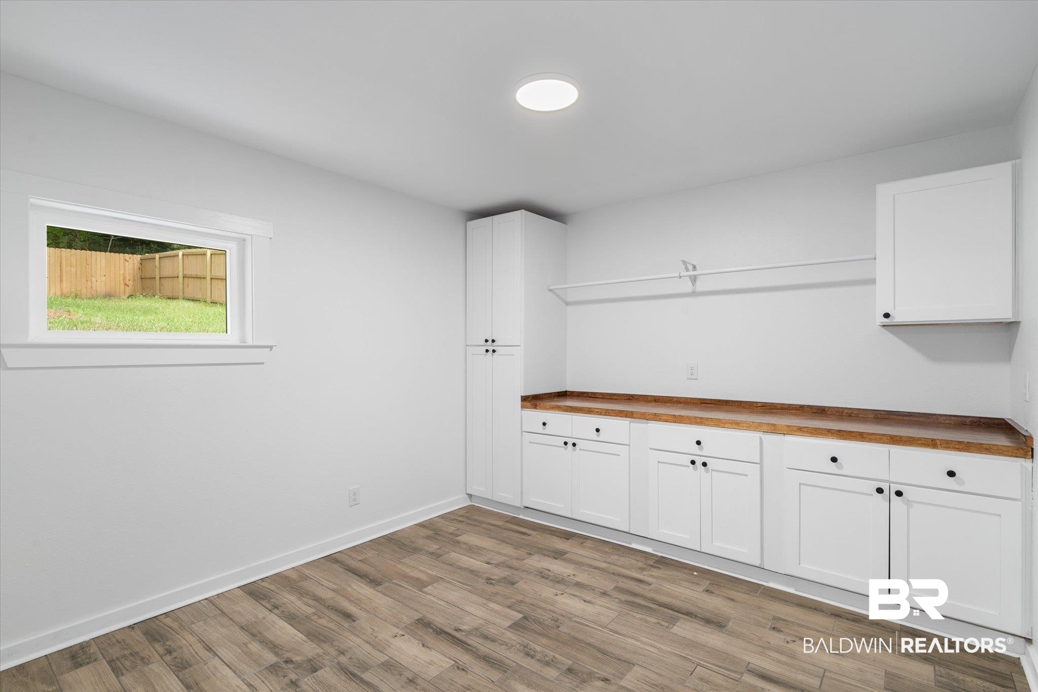 407 Barclay Avenue Fairhope, AL 36532 - Photo 20 of 29 laundry room