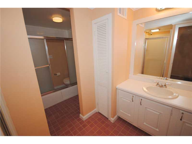 2034 Swallow Hill Road, Unit 210 Pittsburgh, PA 15220 - Photo 17 of 21 Full Bath.