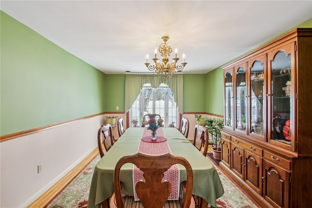 26 Misty Pine Road Perinton, NY 14450 - Photo 16 of 38 East facing windows, plants love the light