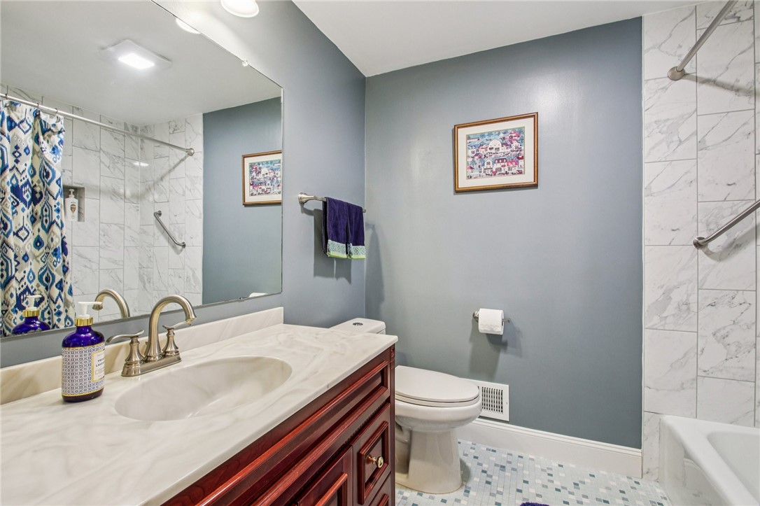 26 Misty Pine Road Perinton, NY 14450 - Photo 30 of 38 Full bathroom Upstairs