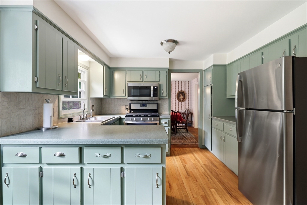 431 Prospect Street East Longmeadow, MA 01028 - Photo 8 of 38