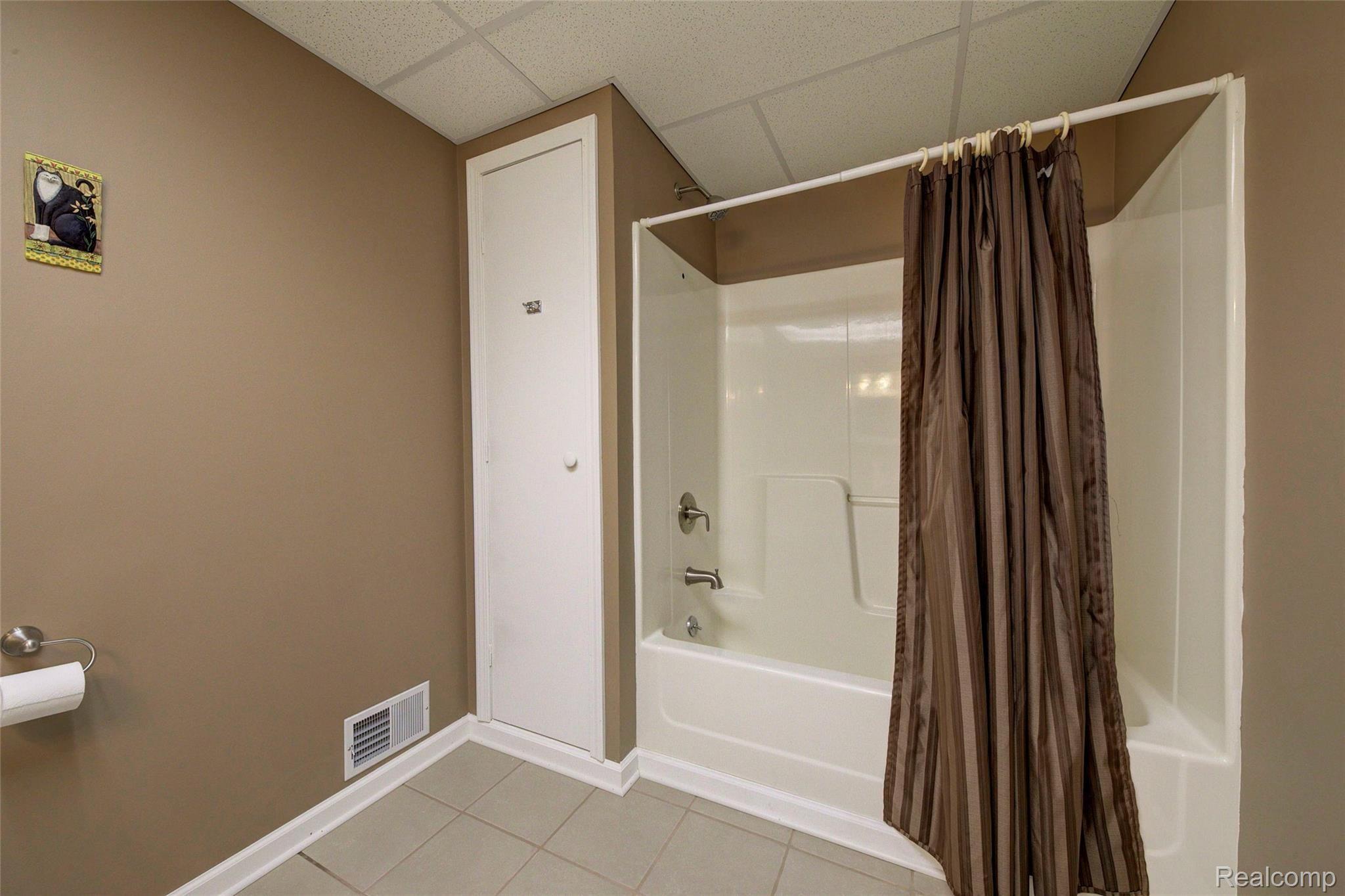 1314 Middle Road Highland, MI 48357 - Photo 36 of 60 4H8A2166_7_8.jpg