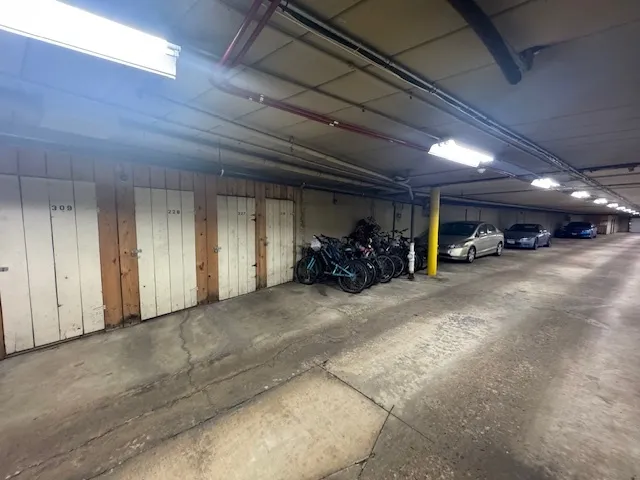 $179,900 | 1198 Royal Glen Drive, Unit 204E, Glen Ellyn, IL 60137