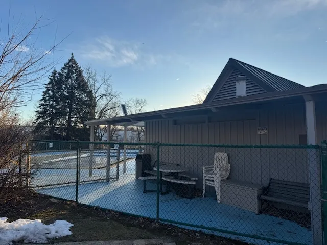 $179,900 | 1198 Royal Glen Drive, Unit 204E, Glen Ellyn, IL 60137