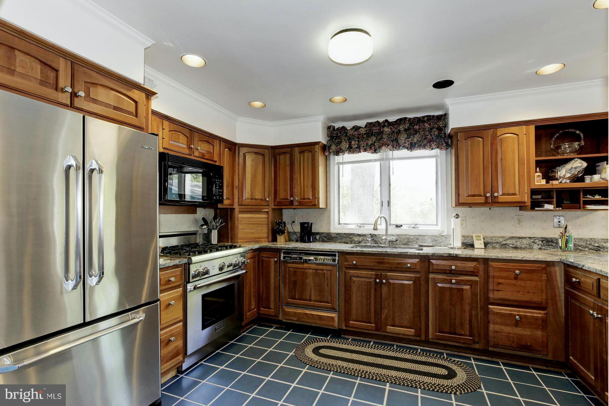 33 Ericsson Road, Unit 33 Cabin John, MD 20818 - Photo 9 of 29 Kitchen