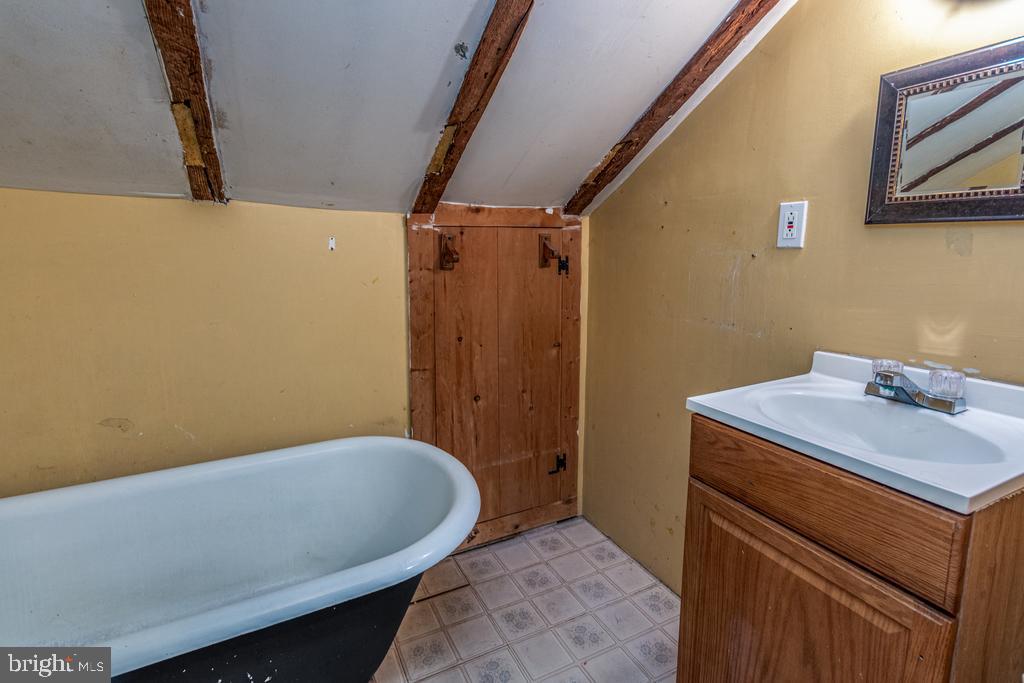 807 Holly Corner Road Fredericksburg, VA 22406 - Photo 26 of 57 a bathroom with a sink and a tub