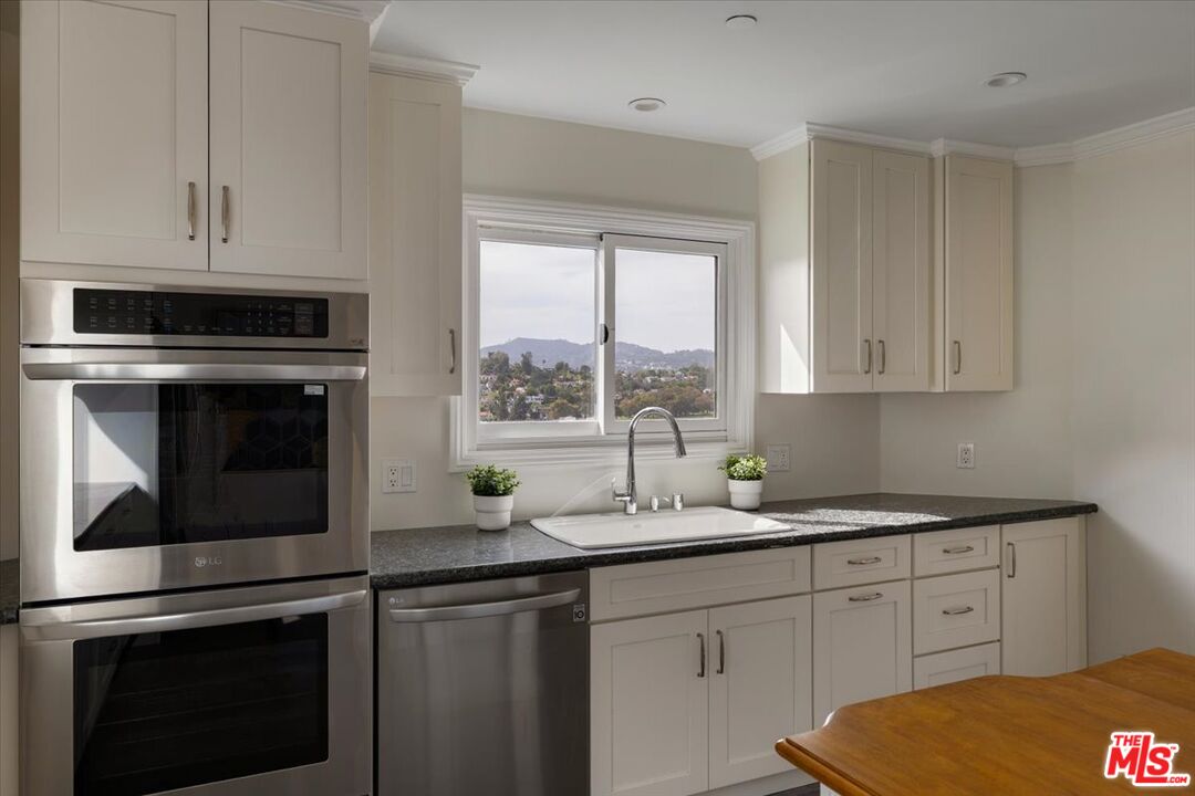 2348 Baxter Street Los Angeles, CA 90039 - Photo 12 of 35