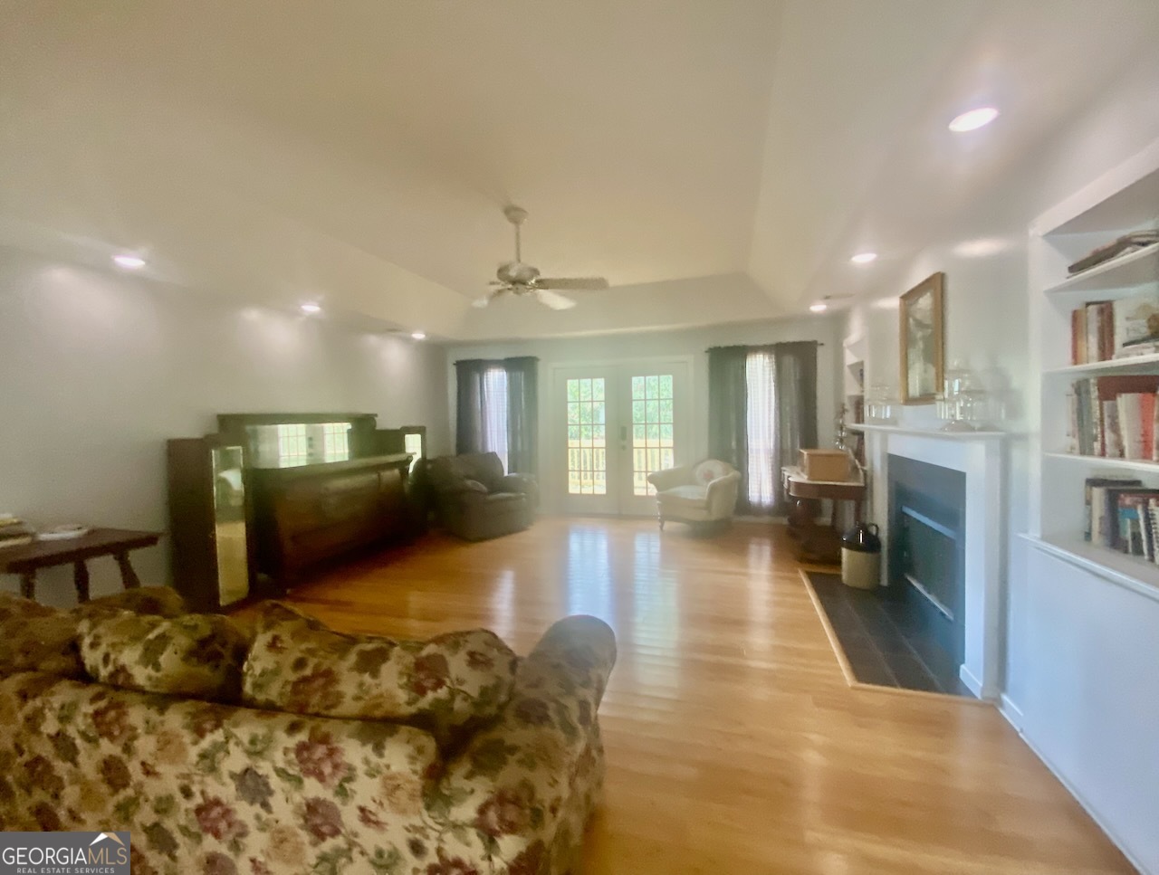 293 Osage Circle Byron, GA 31008 - Photo 6 of 31 a lobby with furniture and a couch
