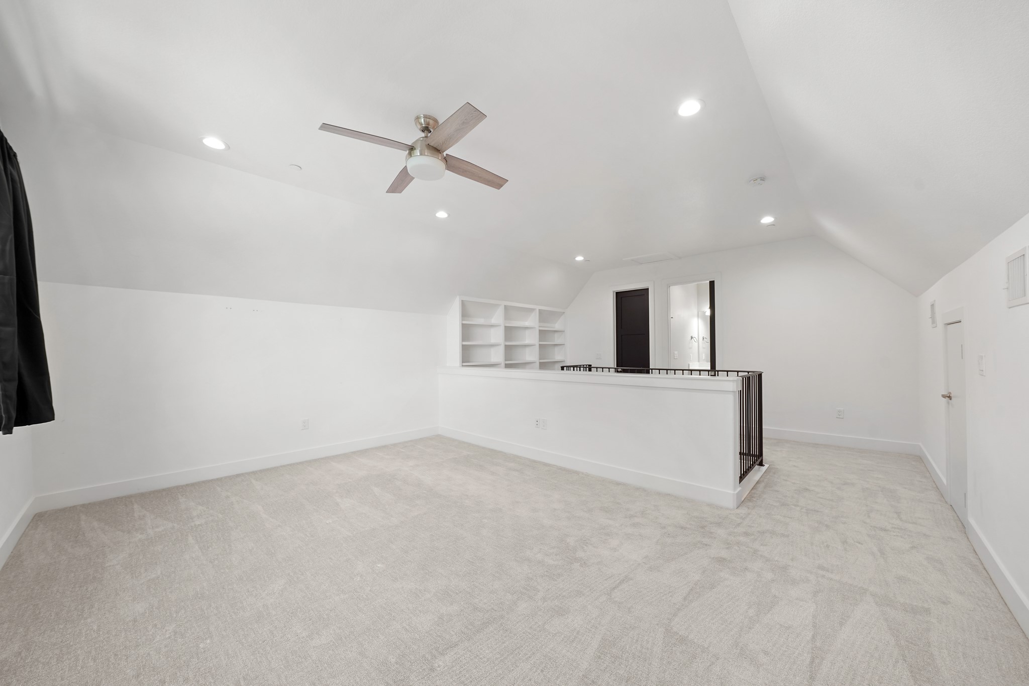 5343 Larkin Street Houston, TX 77007 - Photo 16 of 21 an empty room with windows and ceiling fan