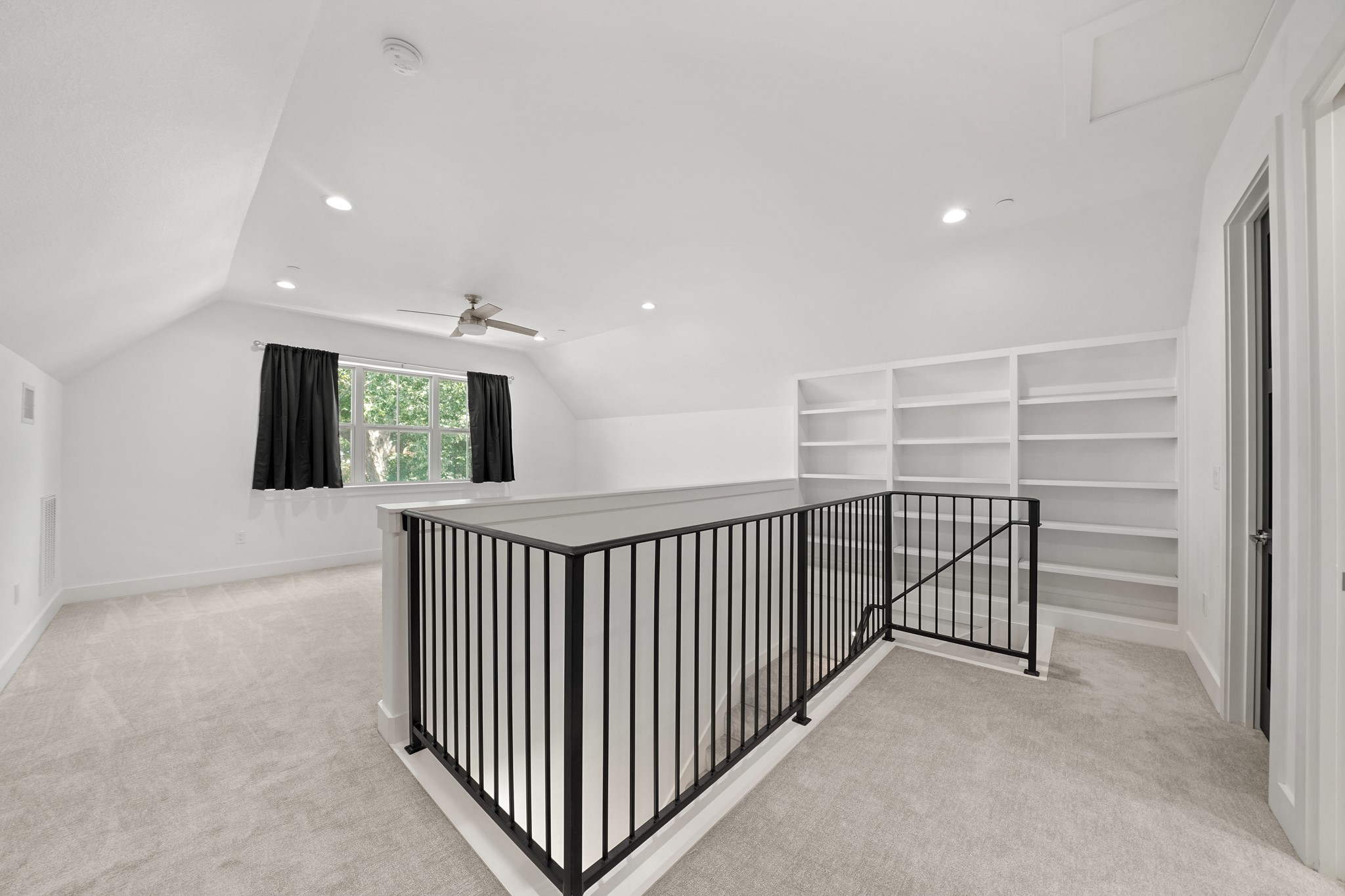 5343 Larkin Street Houston, TX 77007 - Photo 17 of 21 a view of a hallway with windows
