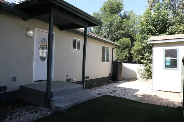 a view of a back yard of the house