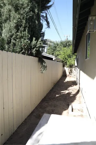 a view of a backyard