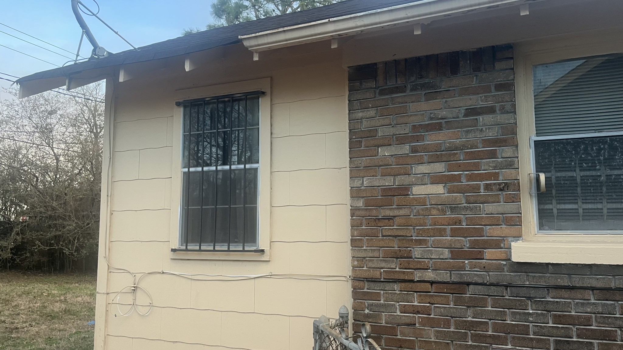 714 Spring Street Memphis, TN 38112 - Photo 3 of 21 a bathroom with a shower