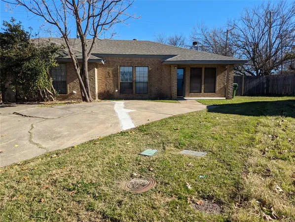 $1,350 | 212 Lanham Court, White Settlement, TX 76108