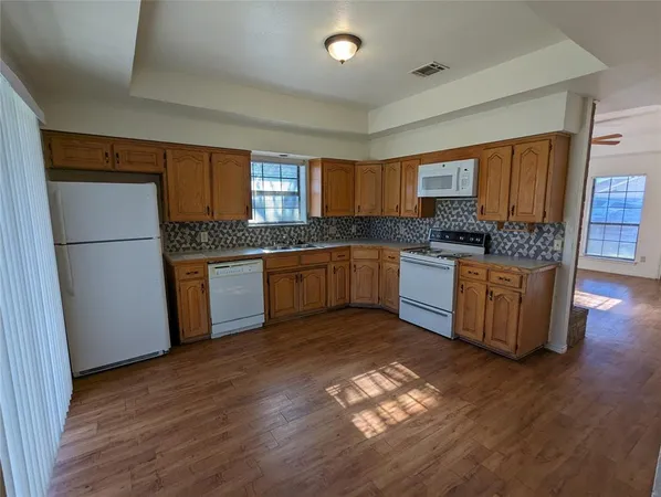 $1,350 | 212 Lanham Court, White Settlement, TX 76108