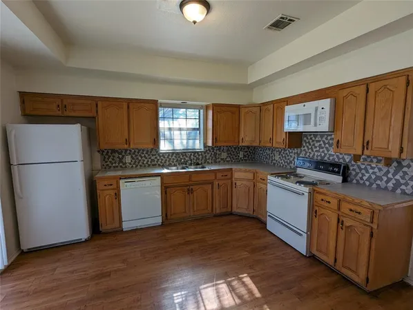 $1,350 | 212 Lanham Court, White Settlement, TX 76108