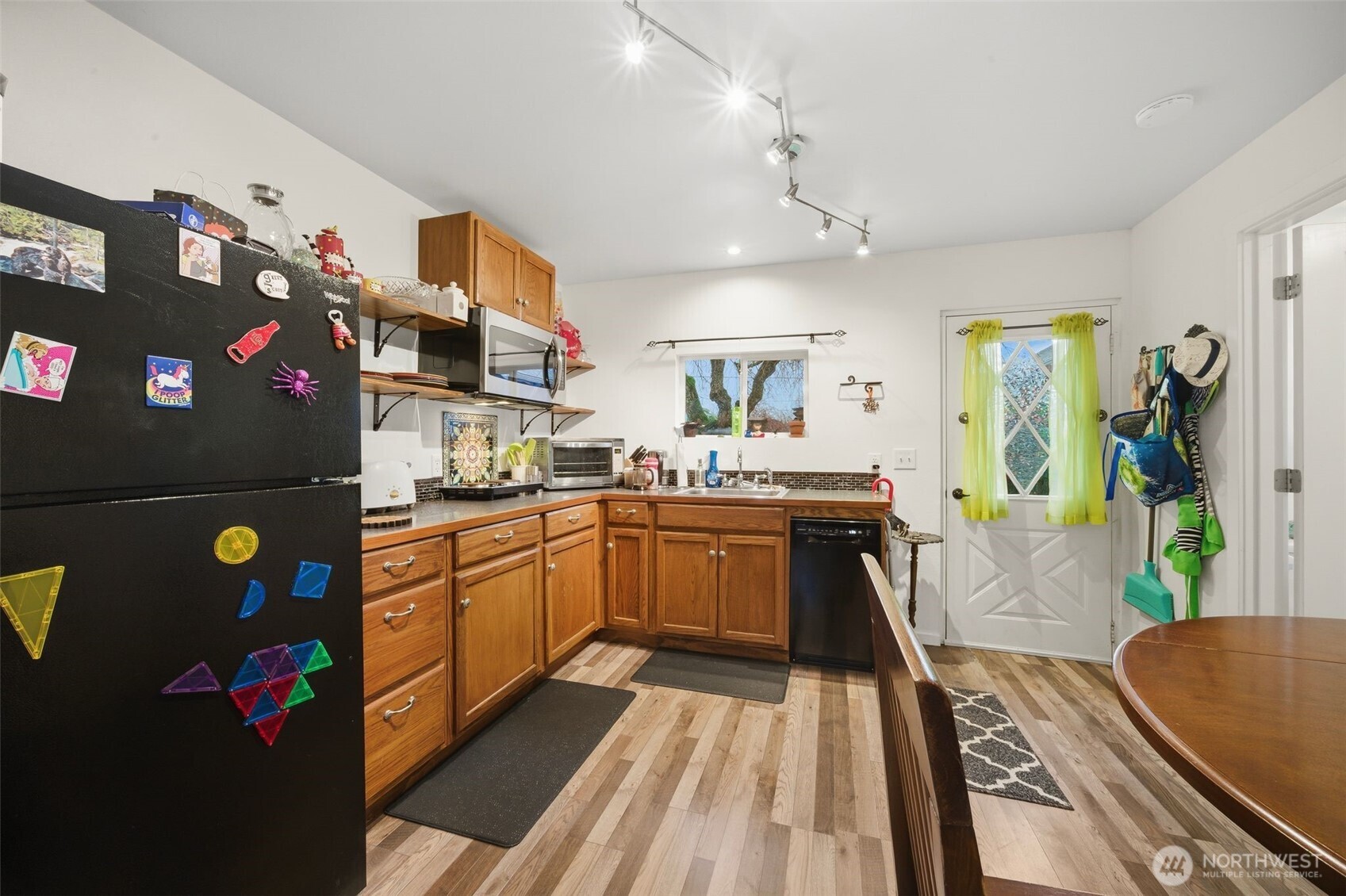 701 Jennings Street Sedro-Woolley, WA 98284 - Photo 20 of 40 a kitchen with stainless steel appliances granite countertop a refrigerator a stove and a sink