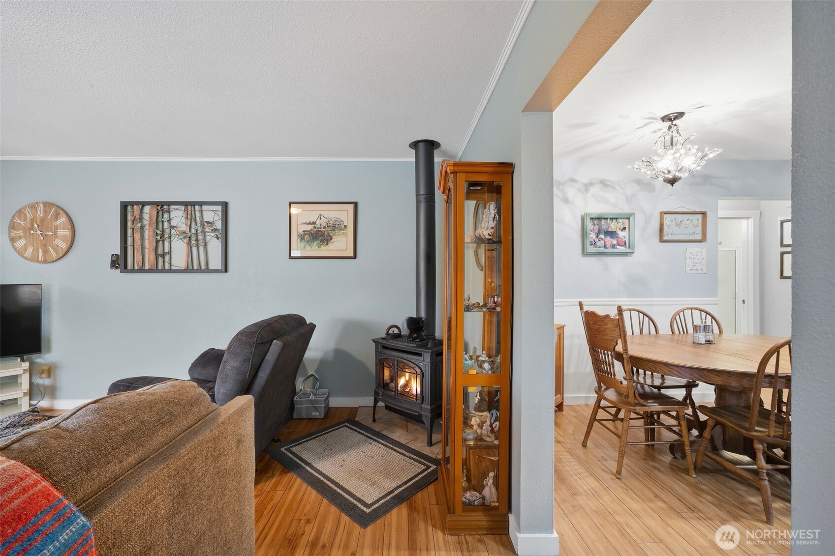 701 Jennings Street Sedro-Woolley, WA 98284 - Photo 5 of 40 a living room with furniture
