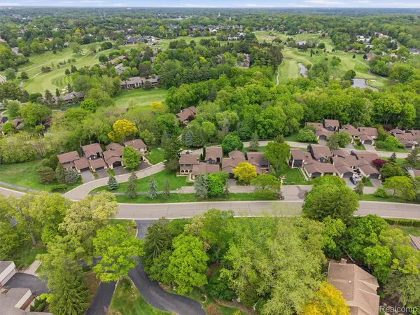 $569,900 | 4261 Wabeek Lake Drive South, Bloomfield Hills, MI 48302