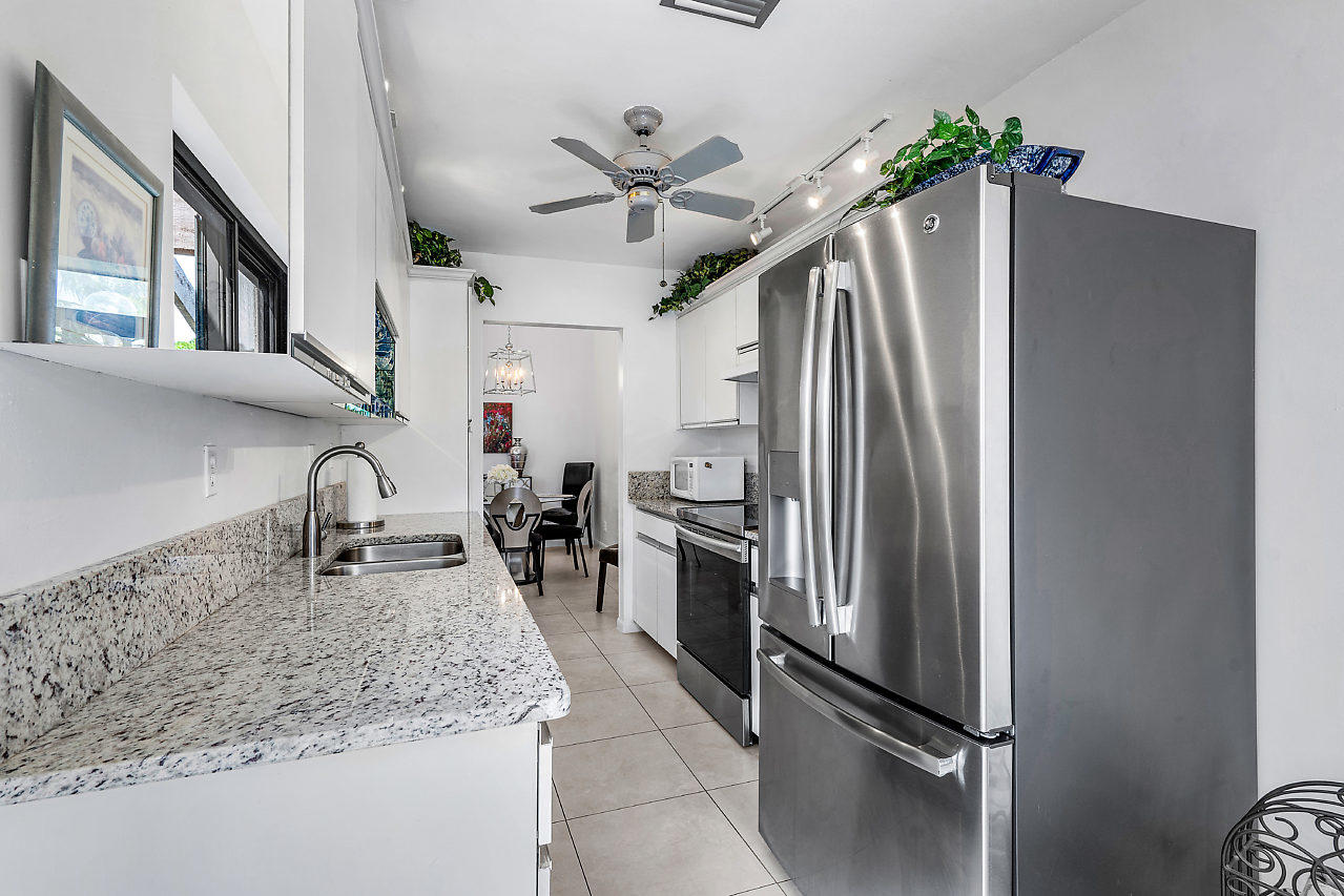 5150 Nesting Way, Unit B Delray Beach, FL 33484 - Photo 14 of 28 Kitchen
