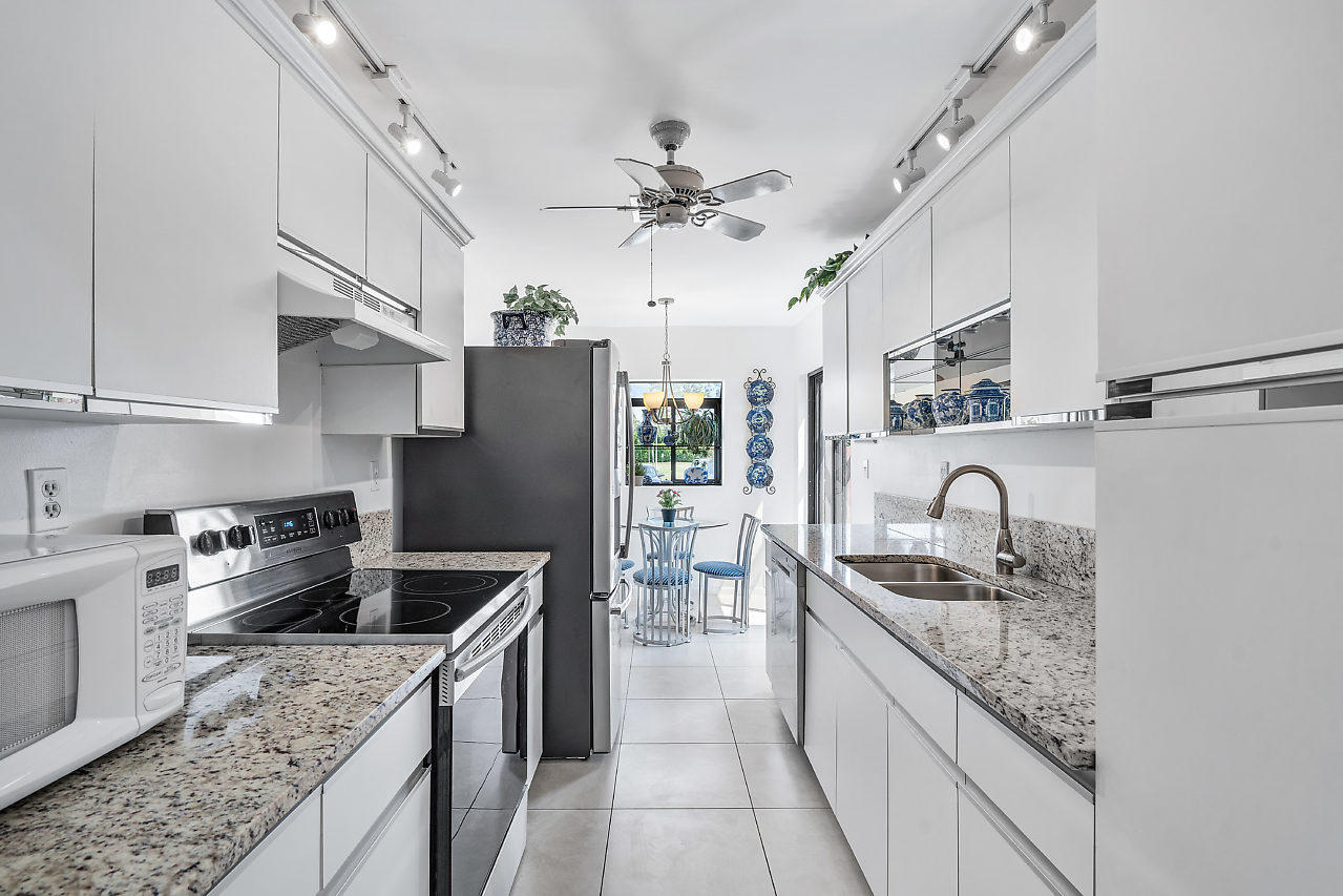 5150 Nesting Way, Unit B Delray Beach, FL 33484 - Photo 10 of 28 Kitchen