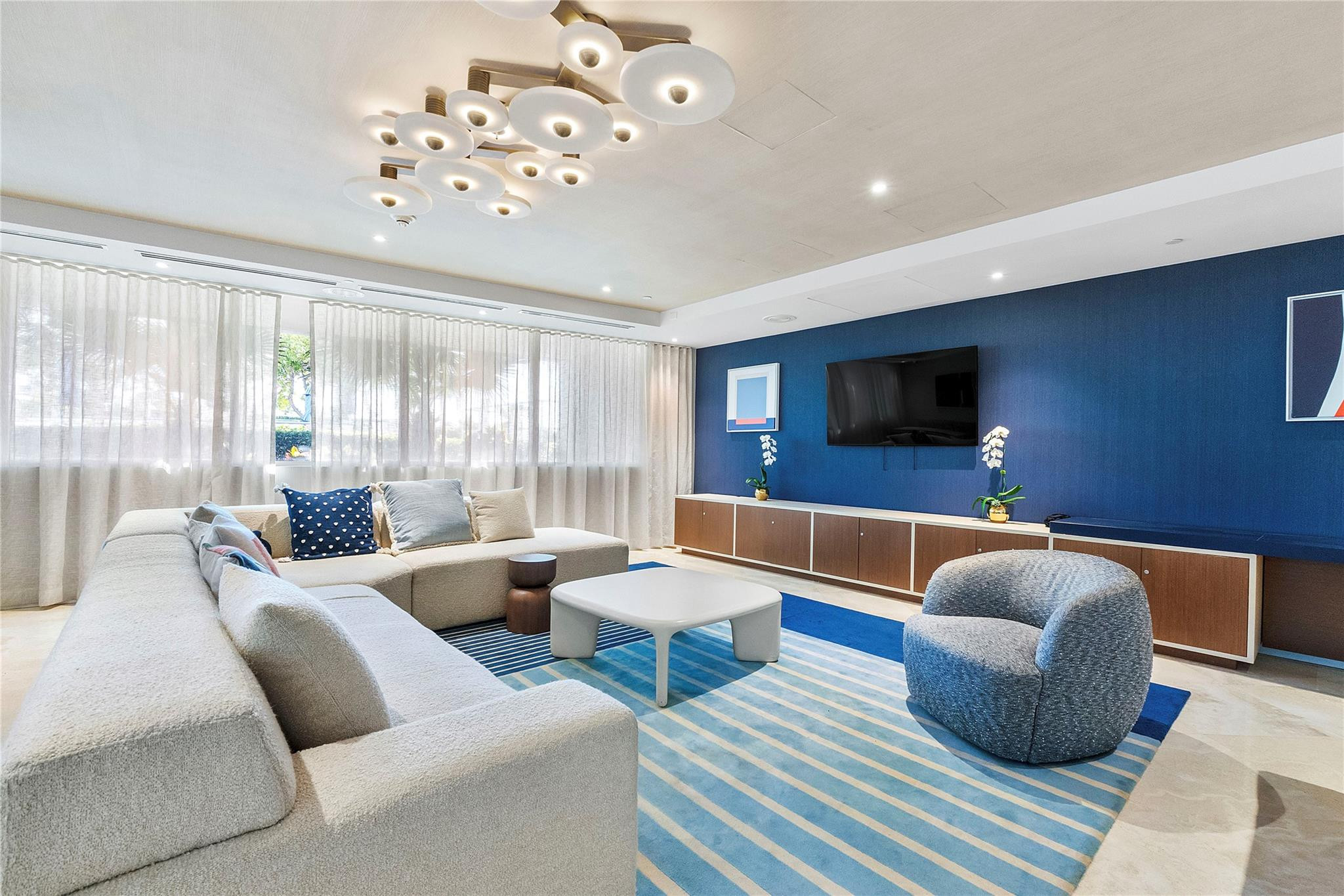4401 Collins Avenue, Unit 2701 Miami Beach, FL 33140 - Photo 28 of 43 Owner's Lounge